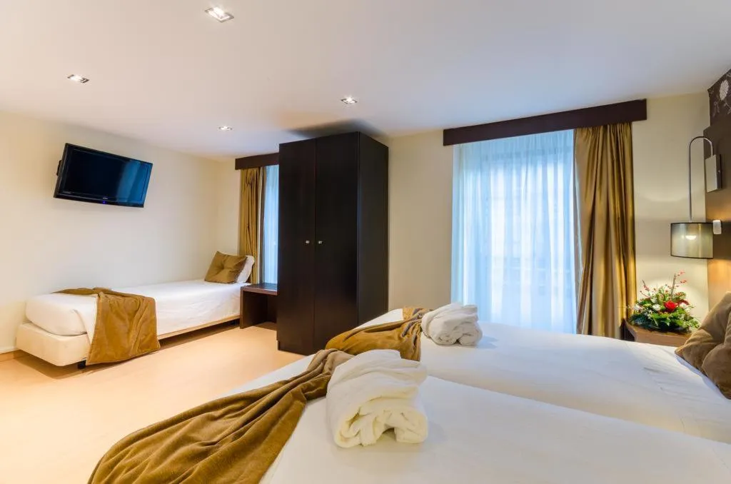 TRIPLE STANDARD Room, Hotel Duas Nacoes, Lisbon