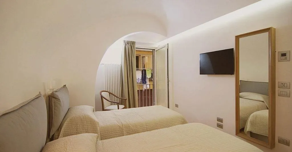 Room, La Strada Parlata, Naples