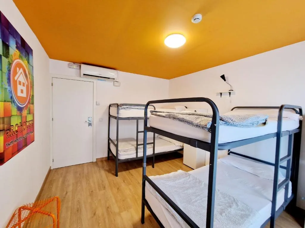 Room BUNK BED WITH SHARED BATHROOM Room, Arc House Barcelona, Barcelona
