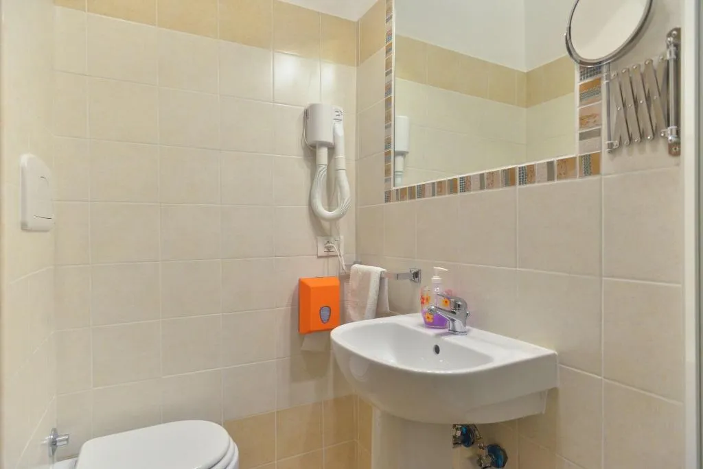 SINGLE STANDARD Room, B & T Rooms Trani, Naples