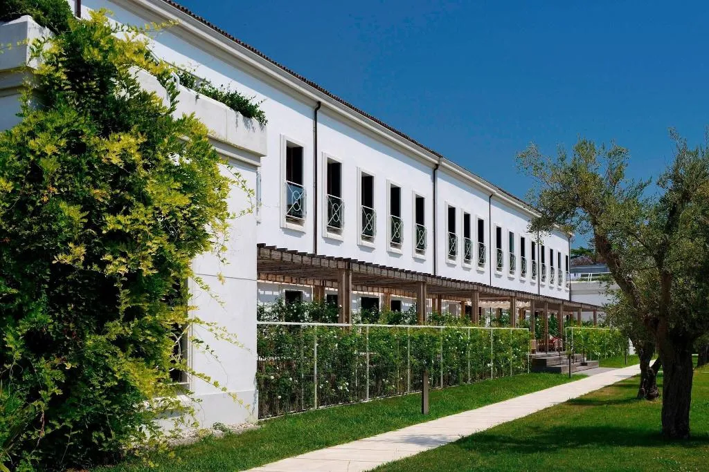 DOUBLE DELUXE KING BED Room, JW Venice, Venice