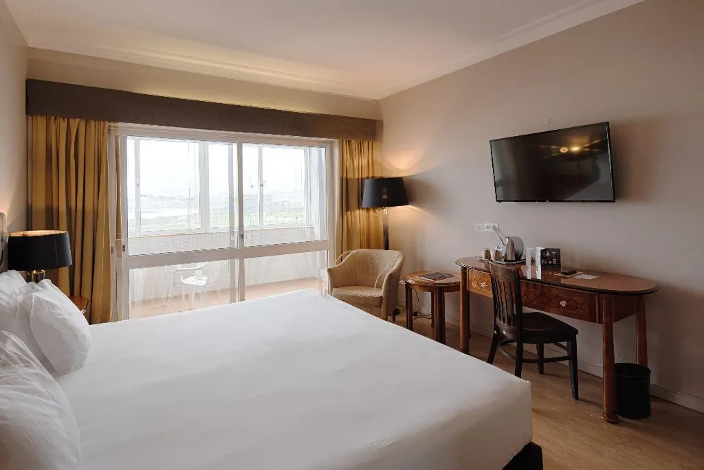 SINGLE CITY VIEW Room, Golden Tulip Porto Gaia, Porto