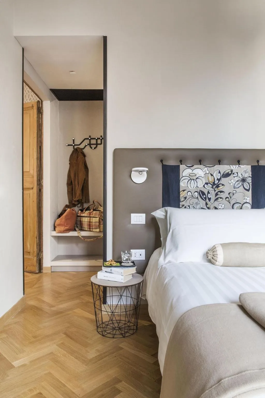 Room, Mynavona, Rome