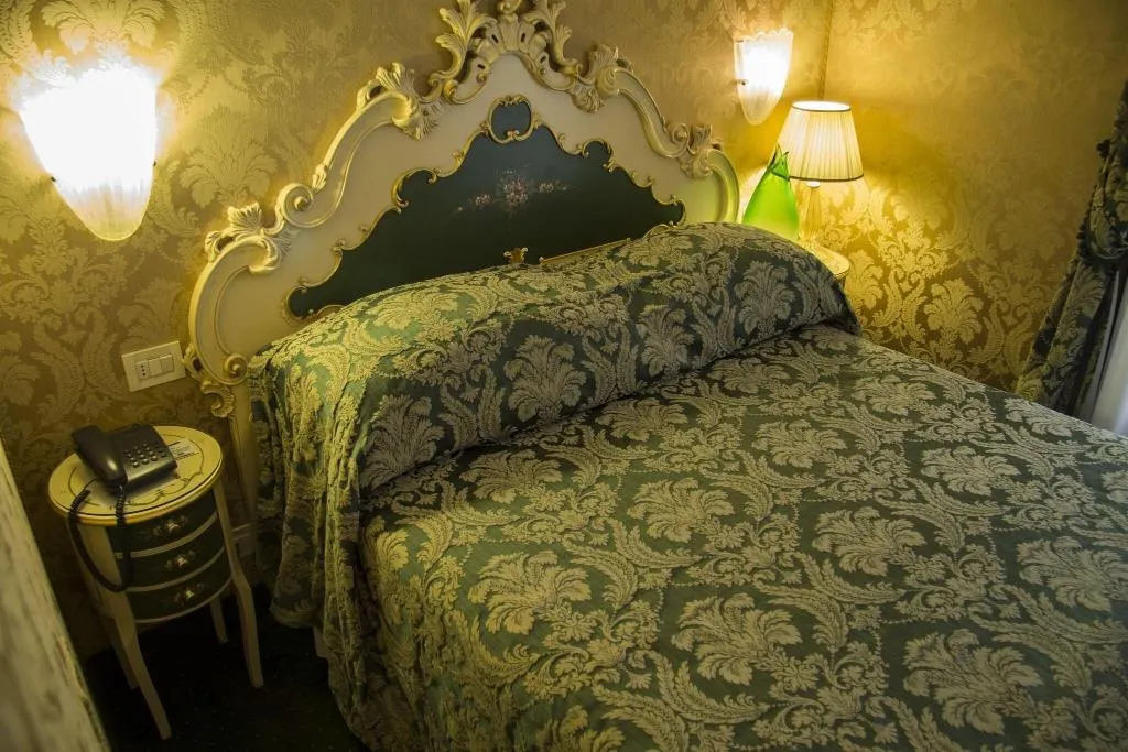 SINGLE CANAL VIEW Room, Becher, Venice