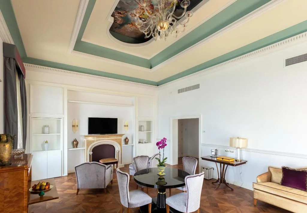 SUITE Presidential Room, Grand Hotel Des Étrangers, Catania