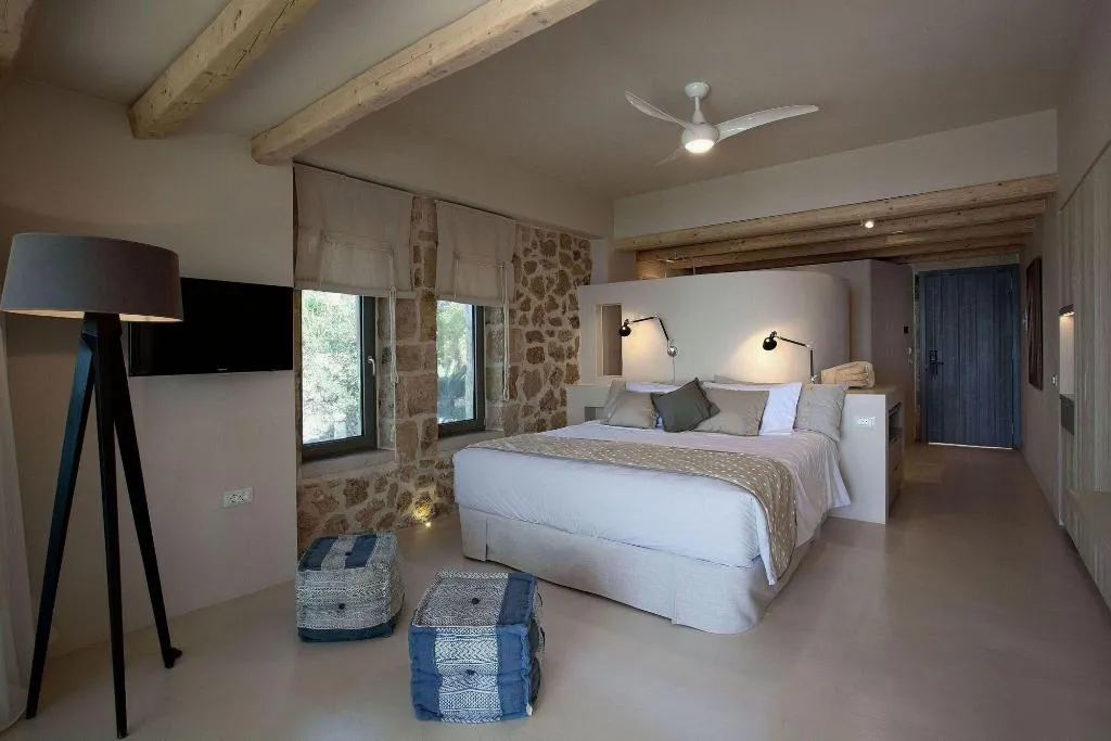 Room, F Zeen, Kefallinia