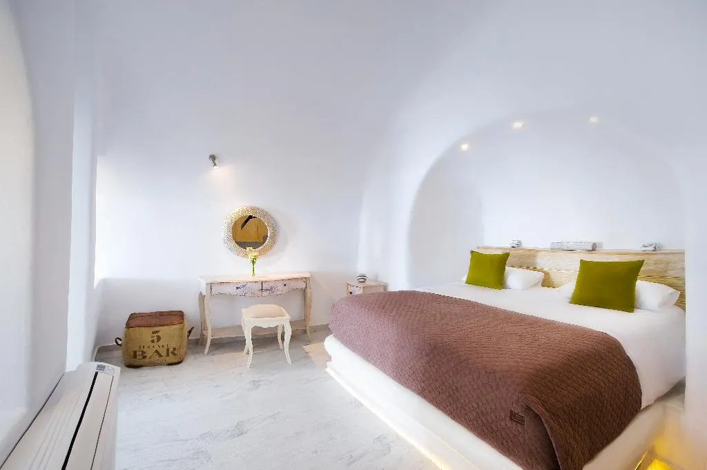 VILLA WITH PRIVATE POOL Room, Hyperion Oia Suites, Santorini
