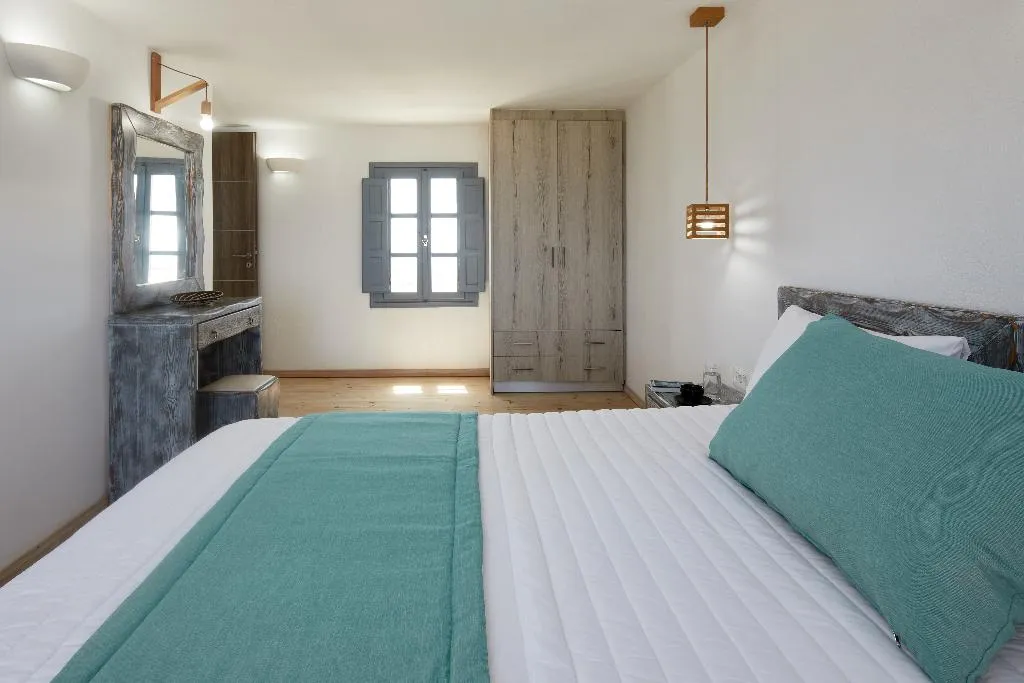 SUITE WITH JACUZZI Room, Symmetry Suites, Santorini