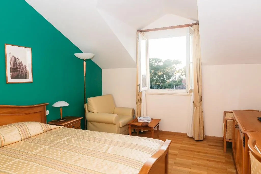 DOUBLE STANDARD Room, Spongiola, Split