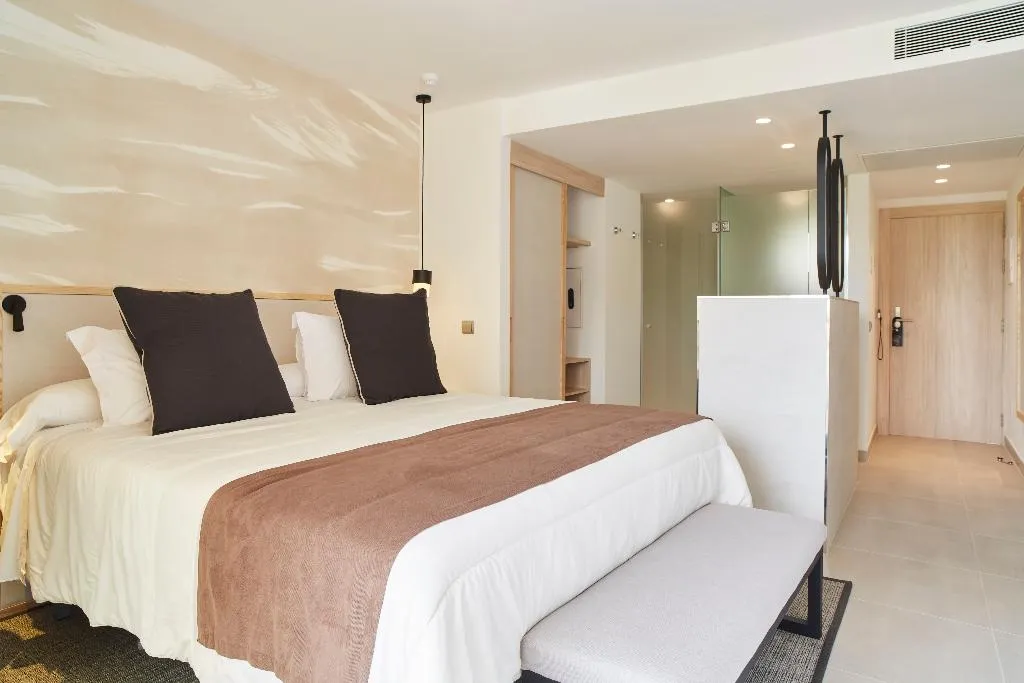 JUNIOR SUITE STANDARD Room, Invisa Hotel Club Cala Blanca, Ibiza