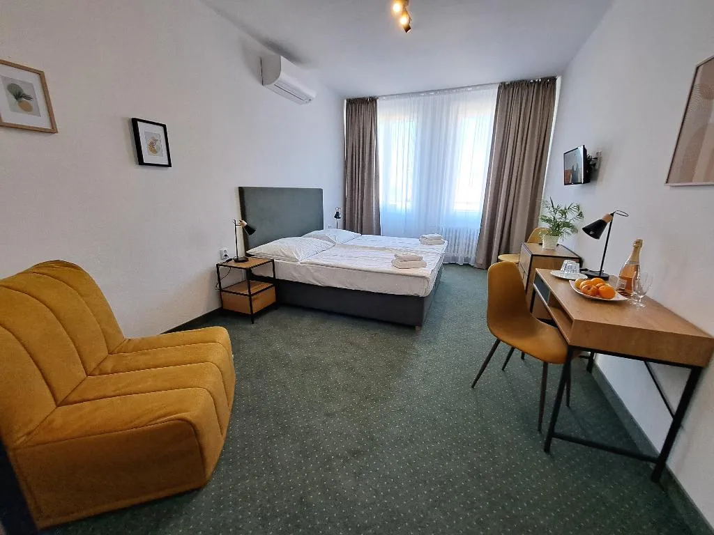 Double or Twin KING SIZE BED Room, Legie, Prague