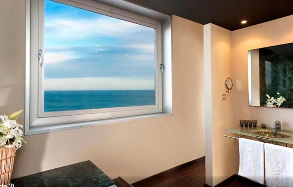 SUITE KING SIZE BED Room, Leonardo Royal Hotel Barcelona Forum, Barcelona