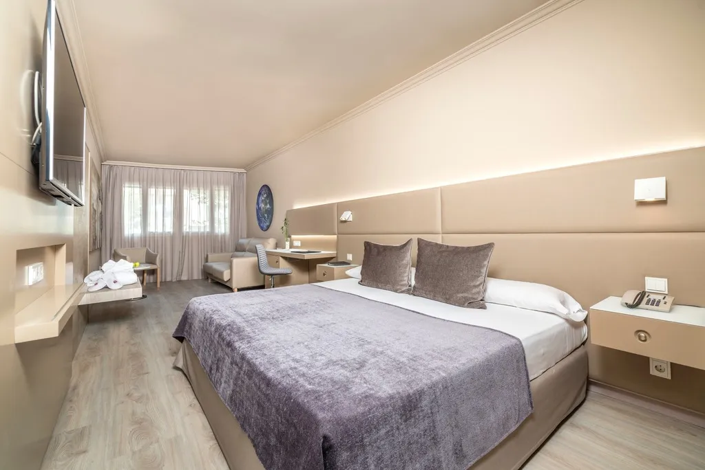 TRIPLE DELUXE Room, Salles Hotel Pere IV, Barcelona