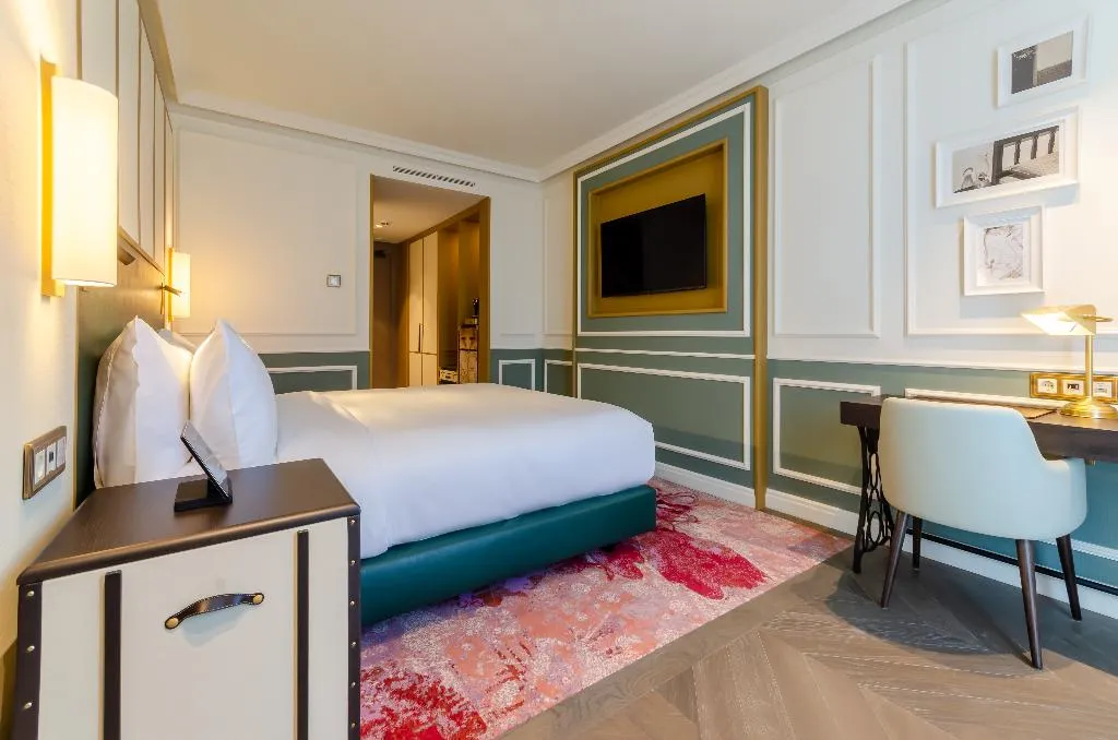 DOUBLE DELUXE KING BED Room, The Emerald House Lisbon, Curio Collection by Hilt, Lisbon