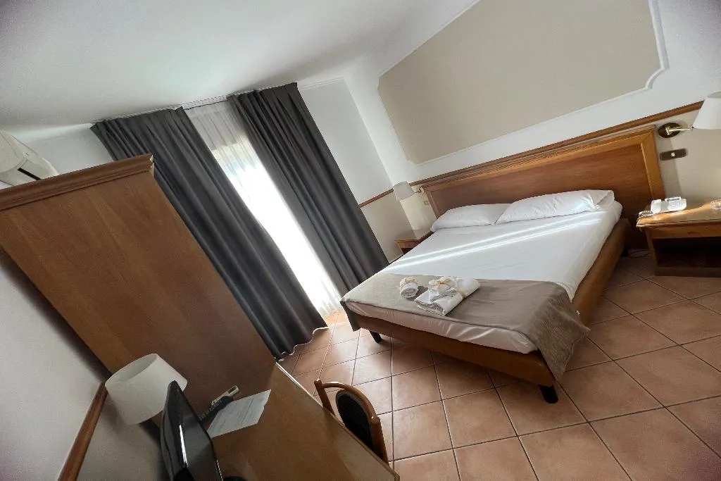 TRIPLE STANDARD Room, Leopardi Napoli, Naples