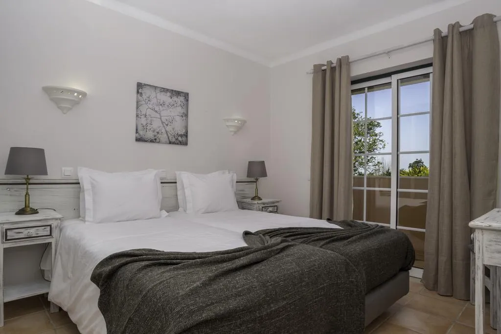 VILLA FOUR BEDROOMS Room, Colina da Lapa, Algarve