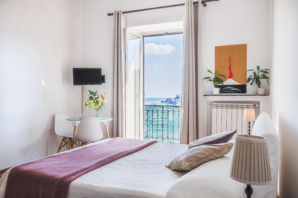 Room, Napolicentro Mare, Naples