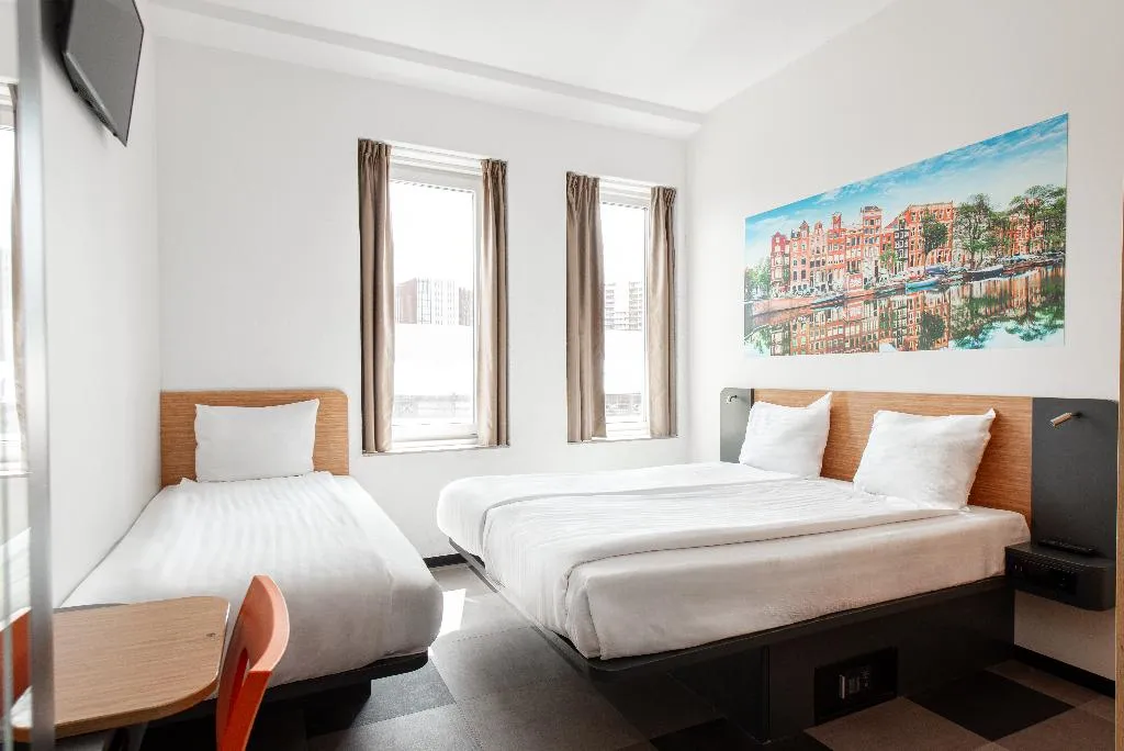 TRIPLE STANDARD Room, easyHotel Amsterdam Arena Boulevard, Amsterdam