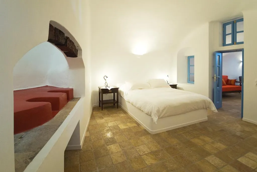 JUNIOR SUITE STANDARD Room, Pantelia Suites, Santorini