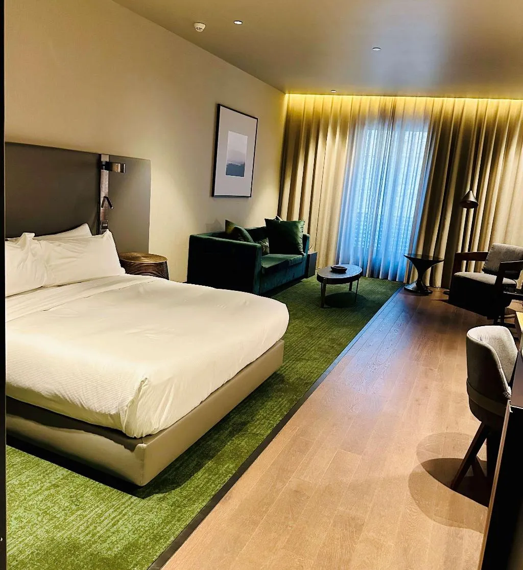 JUNIOR SUITE KING SIZE BED Room, Hilton Porto Gaia, Porto