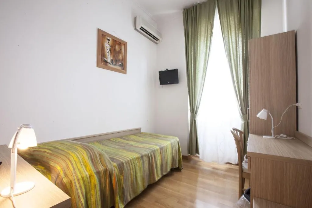 Room, Albergo Amalfi Milano, Milan