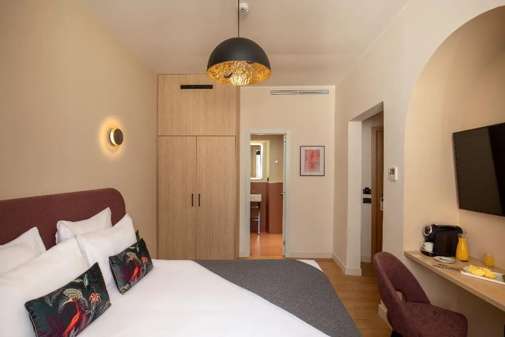 FAMILY ROOM QUEEN SIZE BED Room, 9 Hotel Cesari, Rome