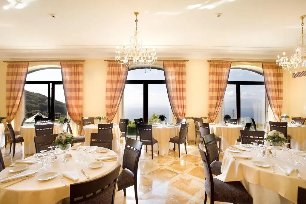 Restaurant, Grand Hotel Due Golfi, Naples