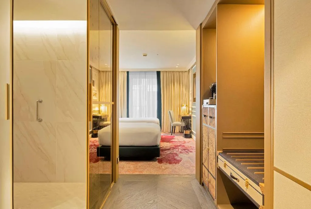 TWIN DELUXE Room, The Emerald House Lisbon, Curio Collection by Hilt, Lisbon