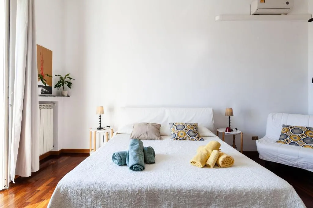 Room, Napolicentro Mare, Naples