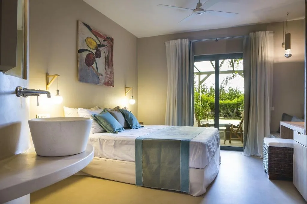 Room, F Zeen, Kefallinia