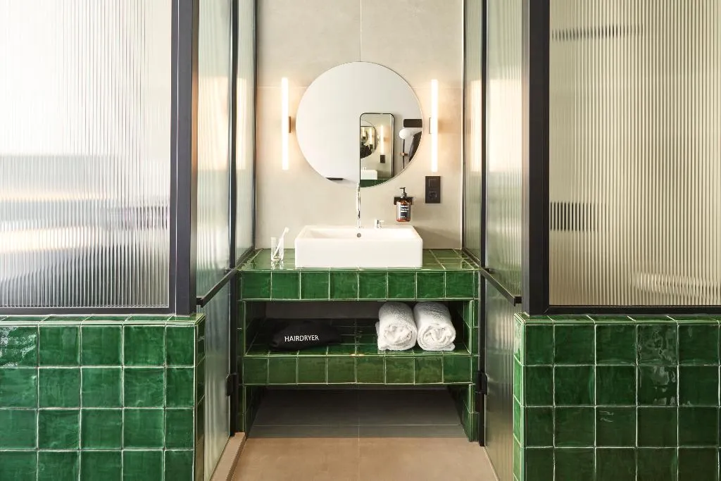 DOUBLE WITH BALCONY Room, Chic & Basic Gravity, Porto