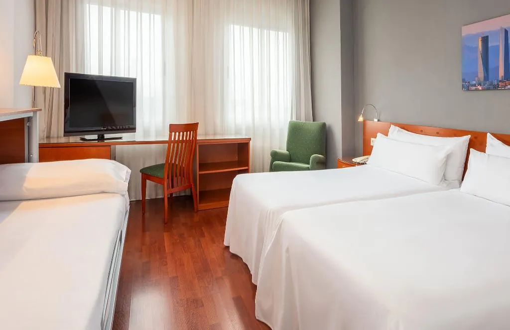 TRIPLE STANDARD Room, Hotel Madrid Chamartín Affiliated by Meliá, Madrid