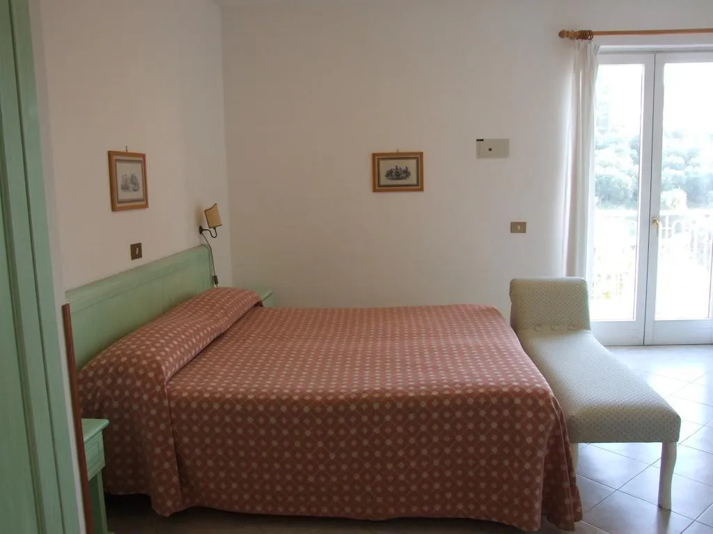 Room, Dania, Naples