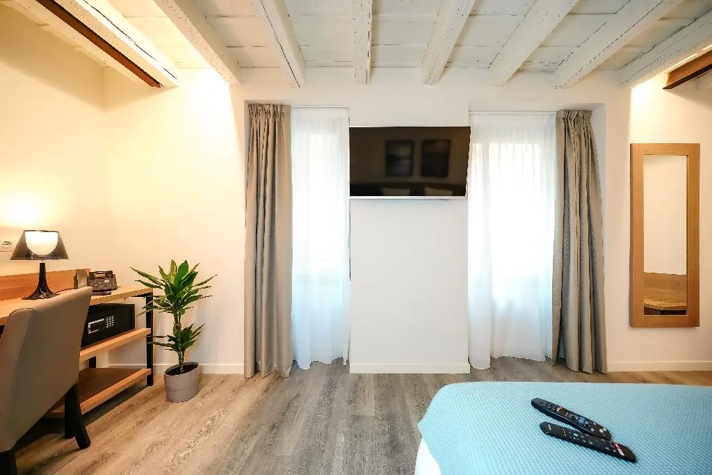 DOUBLE DELUXE CAPACITY 2 Room, Bergamo Inn 15, Milan