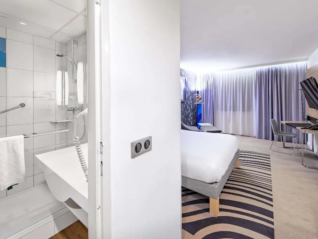 DOUBLE QUEEN SIZE BED Room, Novotel Krakow Centrum, Krakow