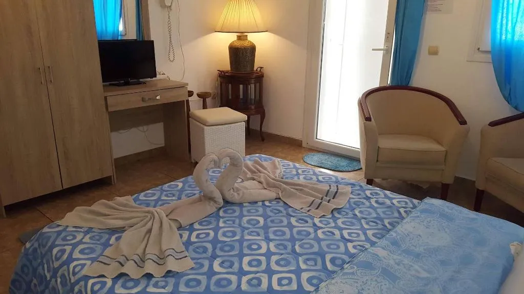 Room, Pleasure Beachside Studios, Santorini