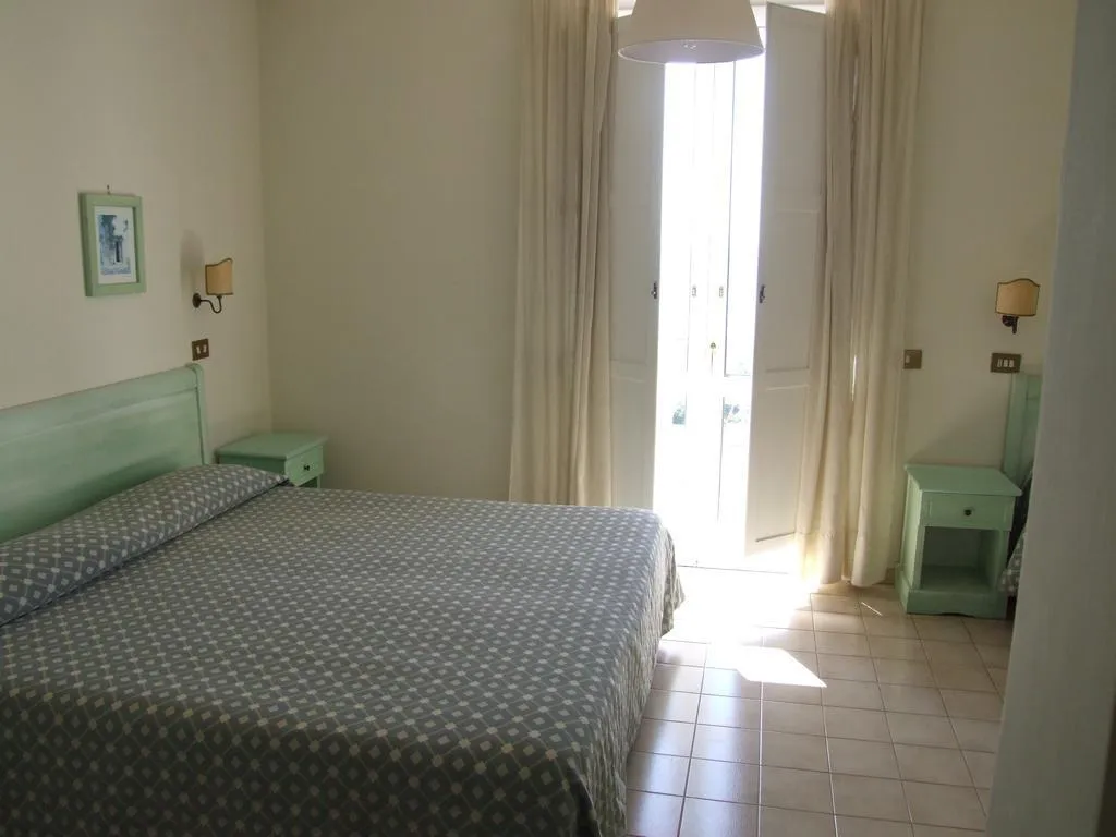 Room, Dania, Naples