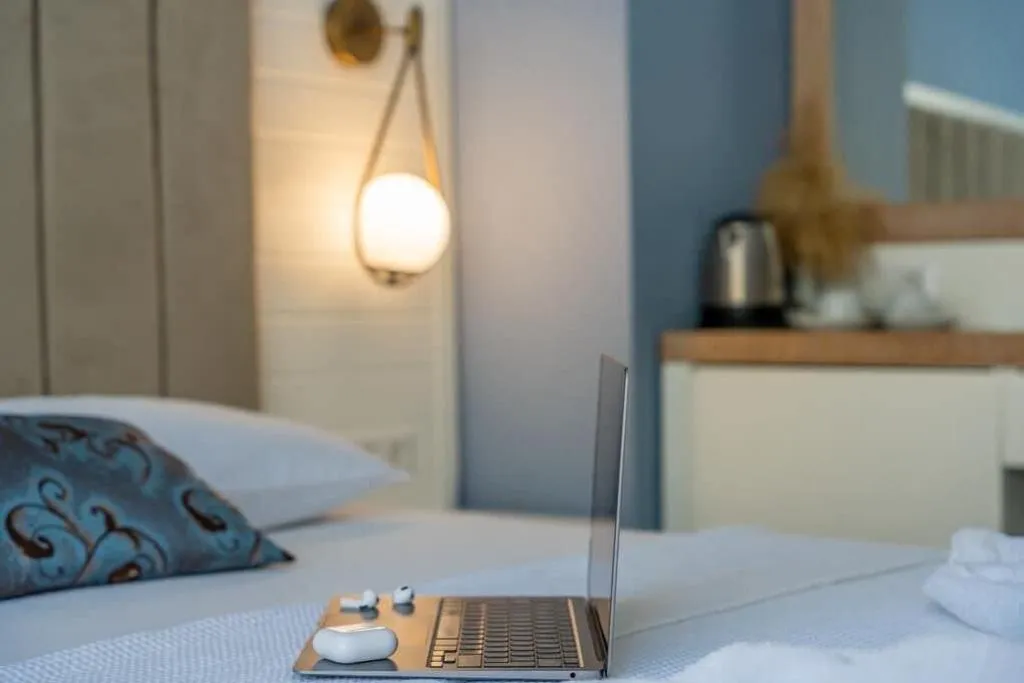 Room, Un Amor Hotel, Dalaman
