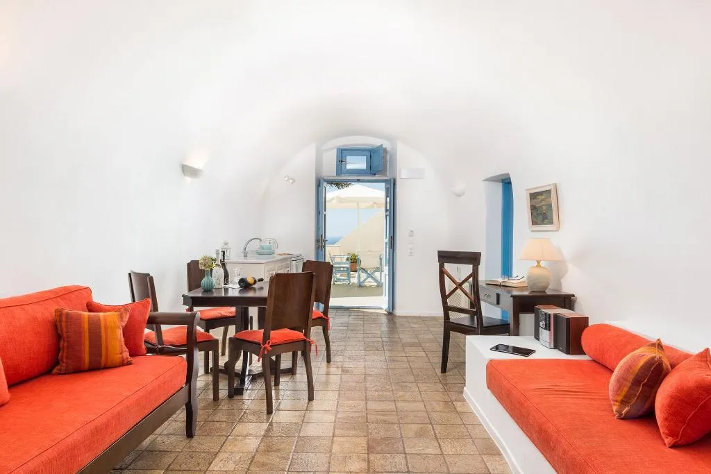 JUNIOR SUITE STANDARD Room, Pantelia Suites, Santorini