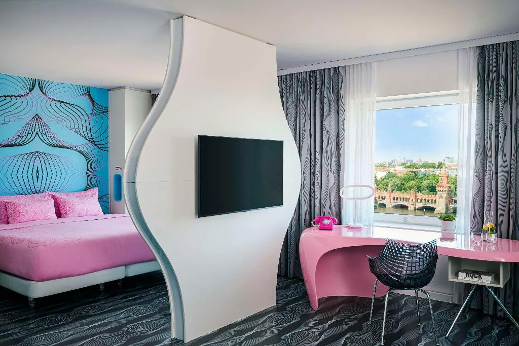 JUNIOR SUITE WITH VIEWS Room, nhow Berlin, Berlin