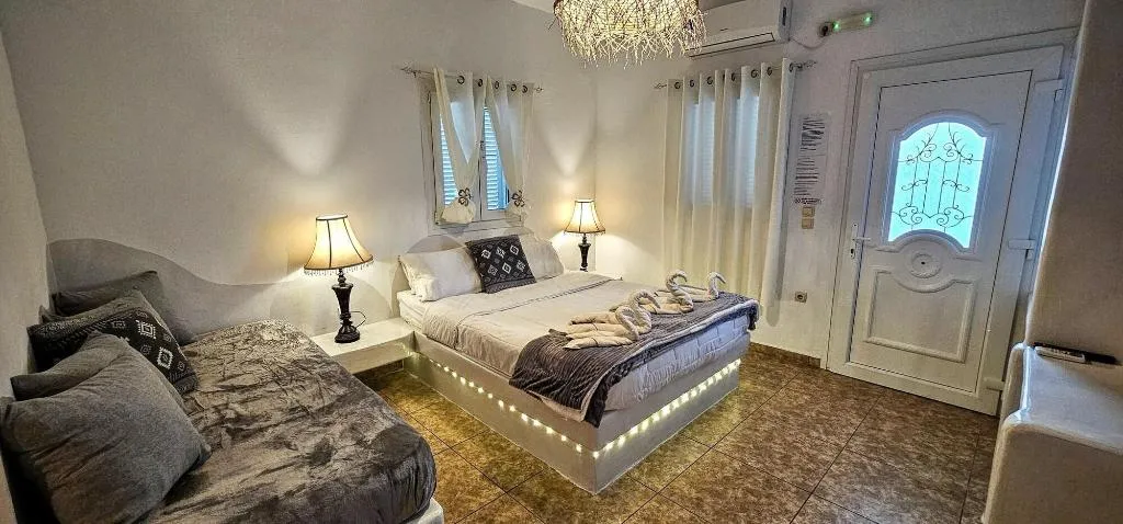 Room, Pleasure Beachside Studios, Santorini