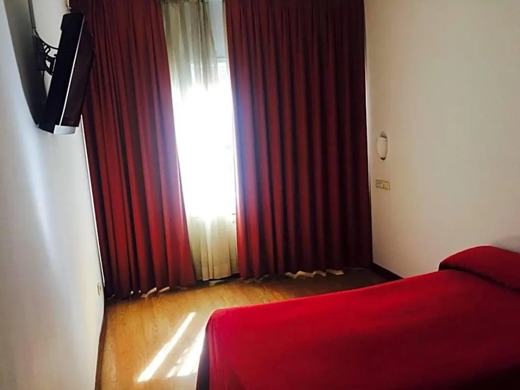 Room, Isis, Madrid