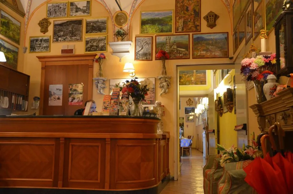 Lobby, Mia Cara, Florence