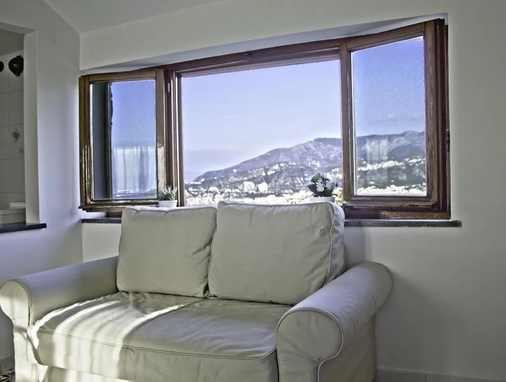 Room, Villa De Angelis, Naples