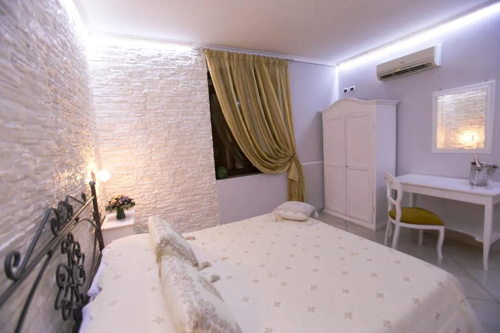 TRIPLE STANDARD Room, La Fenice, Naples