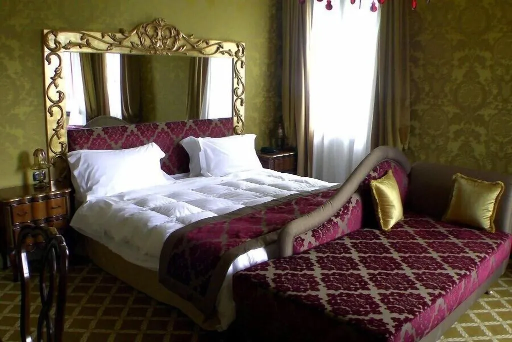 TWIN STANDARD Room, Pesaro Palace, Venice