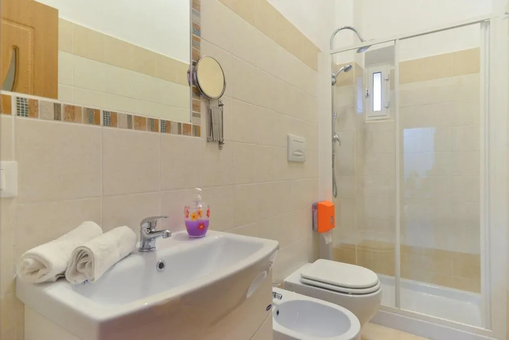 DOUBLE DELUXE TWO BEDS Room, B & T Rooms Trani, Naples