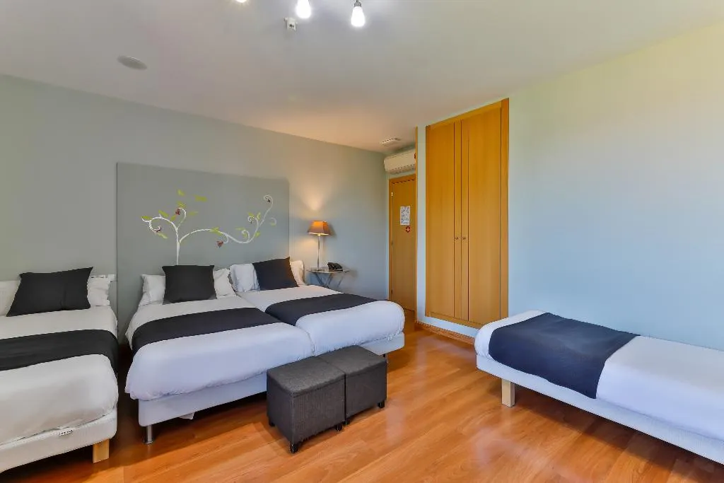 QUADRUPLE TWO BEDS Room, Santana Hotel Restaurante, Madrid