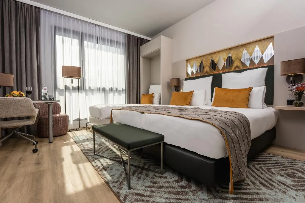 TRIPLE DELUXE Room, Leonardo Royal Hotel Barcelona Fira, Barcelona