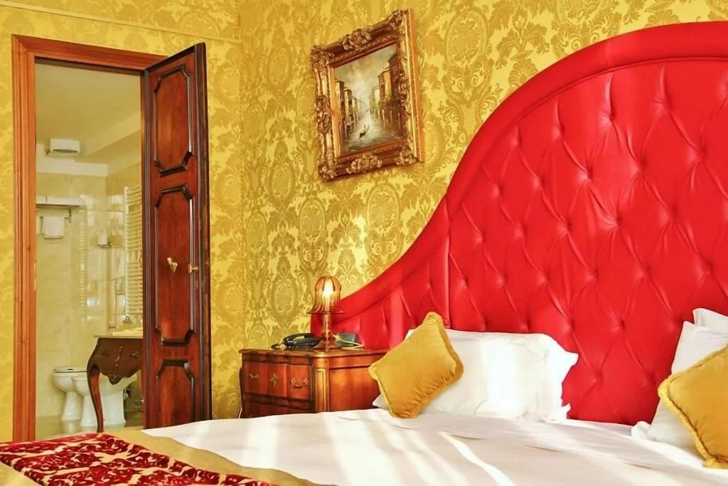 JUNIOR SUITE QUEEN SIZE BED Room, Pesaro Palace, Venice